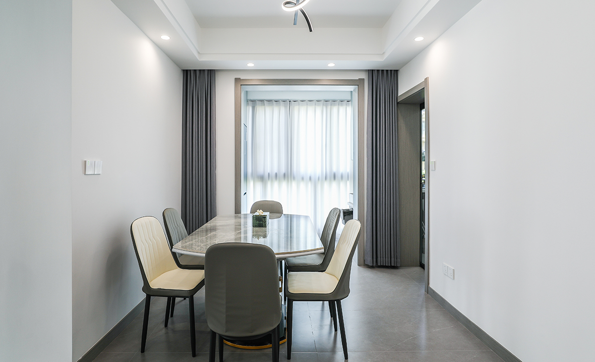 餐廳空間比較方正寬敞，和北陽臺連接在一起。落地窗的采光也比較好。