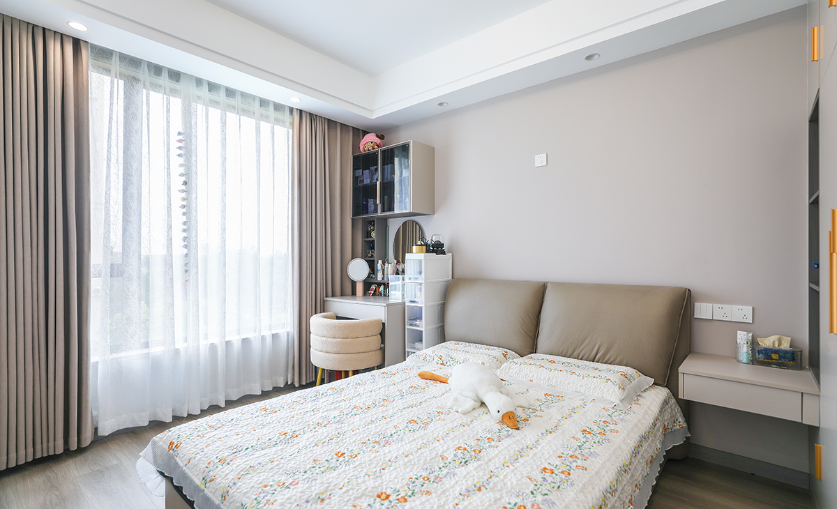 主臥的家具顏色以咖色為主，造型以簡潔平板為主，方便打理，體現了簡約風格的簡潔、隨意，不拘一格。