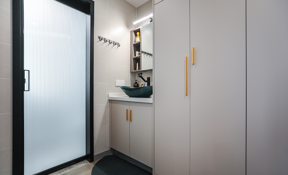 主衛也是做的干濕分離的設計，將干區和衣帽間整合在一起，增加了儲物和實用功能。