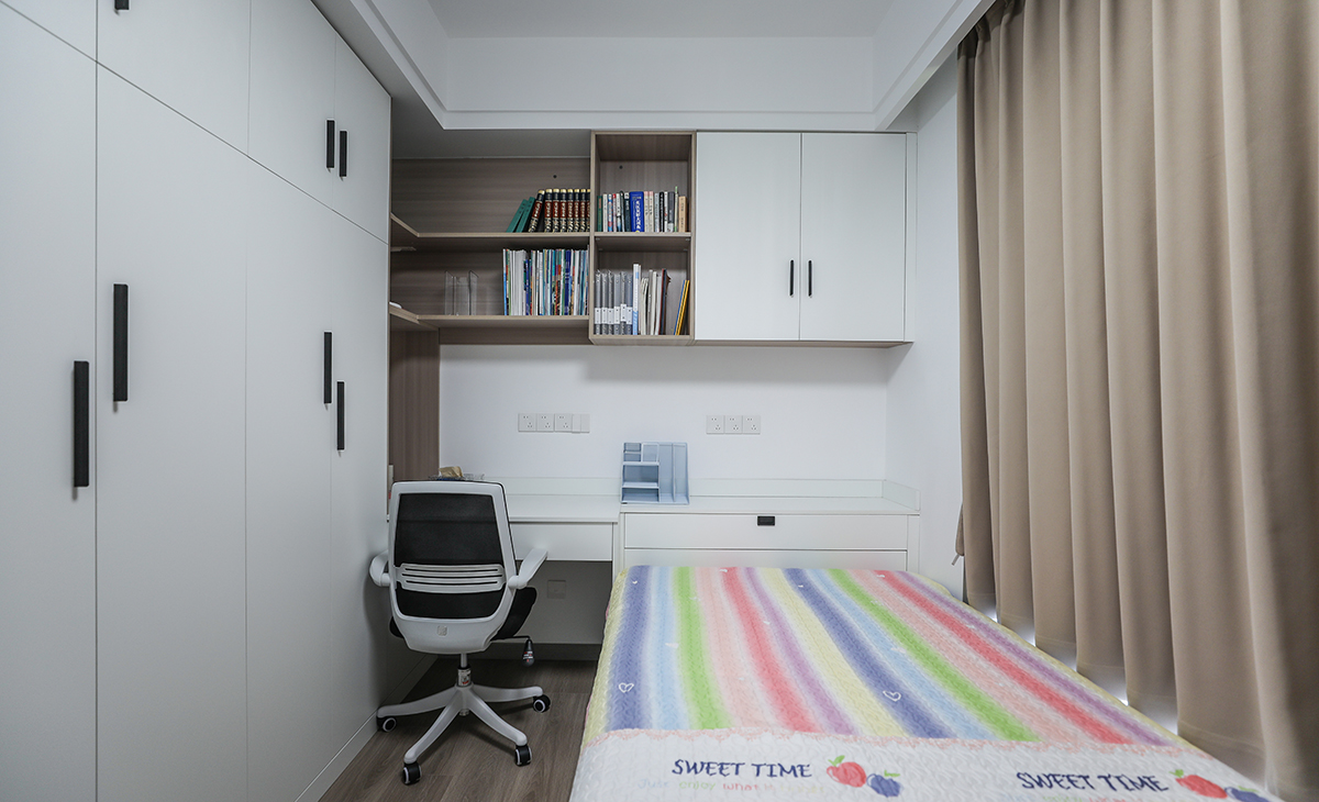 次臥是女兒房，將榻榻米和書桌衣柜結合在一起，使空間合理利用。