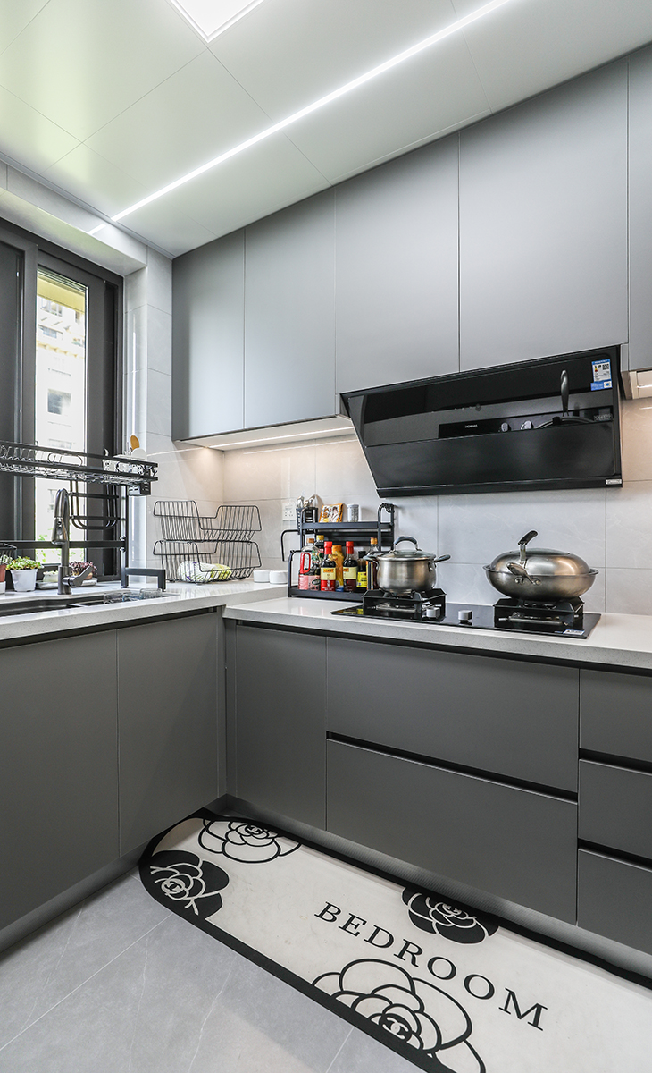 廚房空間很大，做了U型的廚房，灰色的門板和白色的臺面做搭配，各種廚房電器全部配齊，滿足主人制作各種美食的需求。