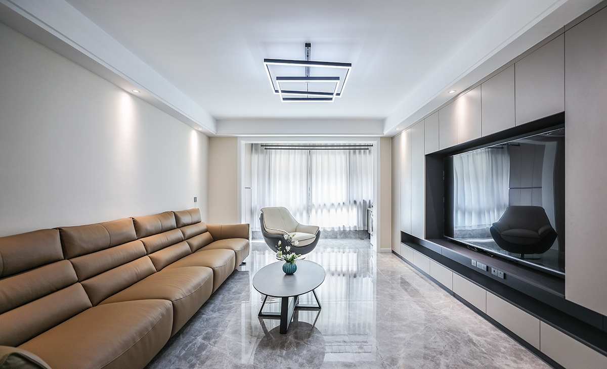 3米多的長沙發(fā)，咖色加上原本暖灰的瓷磚，奶咖色的電視柜，顏色統(tǒng)一有層次。