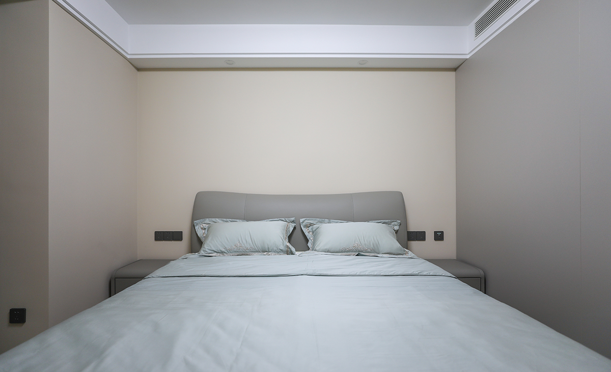 臥室做了轉(zhuǎn)角衣柜流出來的過道直角通向衣帽間，私密度更好儲物翻了一倍，色調(diào)還是以大氣的奶咖色，時尚耐看。