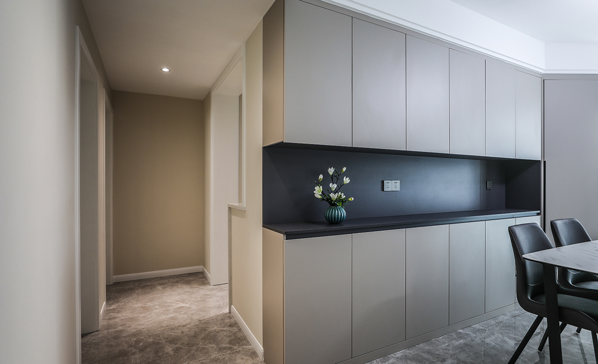 進門的多功能儲物柜絕對是房子的點睛之筆，沒有單單的做了鞋柜或者衣帽間，這樣做會顯得空間更開闊，而且儲物布局更分配合理。