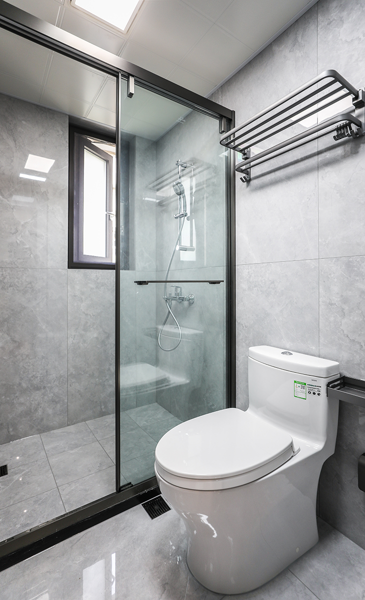 暖灰的色調(diào)，干區(qū)1米的臺盆柜邊上還可以放一個備用洗衣機，衛(wèi)生間長虹超白窄邊開門，極簡的線條，600*1200的墻磚顯得衛(wèi)生間更加大氣。