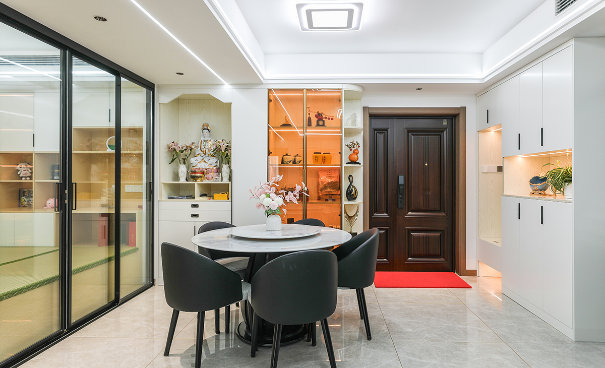 現(xiàn)代餐廳突出的是實(shí)用與美化兩方面功能，因地面具有特殊性，更注重的是實(shí)用，一定要易于清理，同時(shí)防水及防油的效果要好，地面采用800*800玻化磚進(jìn)行鋪貼，配合餐邊柜使用，使餐廳空間充滿濃濃的生活氣息。