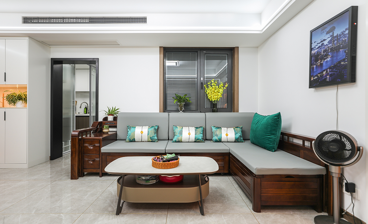 沙發(fā)主人家選用的是一套實(shí)木家具，現(xiàn)代風(fēng)格中帶一下中式元素，使空間更加有層次感，同時(shí)也能體現(xiàn)出主人家的穩(wěn)重。