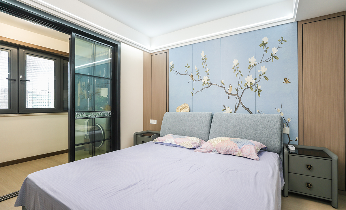 人一生中至少有三分之一的時(shí)光都在臥室度過，臥室的重要性不言而喻，主臥使用原木色地板，吊頂使用雙眼皮吊頂，增加空間層次感，頂面大面積以白色襯托，床頭背景木飾面和背景畫做裝飾，衣柜門板用的淺灰色，使整個(gè)空間一瞬間變得典雅高貴。把整體設(shè)計(jì)的理念體現(xiàn)的淋漓盡致：剛?cè)岵⑦M(jìn)，冷暖搭配，線條明快。