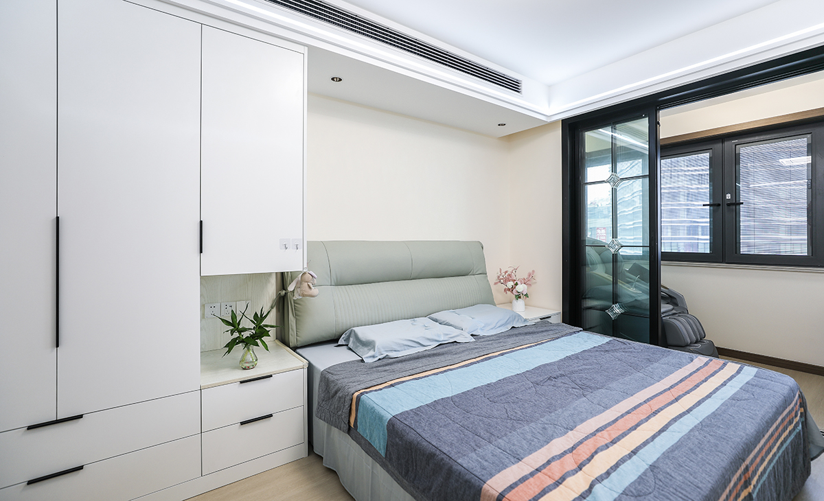 次臥房間都采用偏暖色設(shè)計(jì)，和陽(yáng)臺(tái)地面一起通鋪地板，在空間上可以起到互借的作用。在臥室簡(jiǎn)單設(shè)計(jì)時(shí)，需要考慮的因素就包括了燈光、床鋪、衣柜等。這些物品雖然不需要太過復(fù)雜，只需要簡(jiǎn)單大方實(shí)用即可，但是卻必須樣樣俱全，否則也就失去了臥室的基本功能。