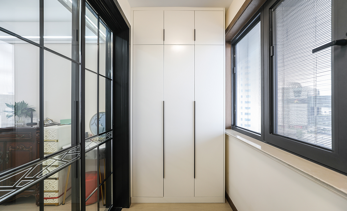 陽(yáng)臺(tái)是晾曬衣物的場(chǎng)所，靠墻做一排到頂為儲(chǔ)物柜，讓空間更加合理的利用起來，顏色以白色為主，儲(chǔ)物柜白色門板和黑色拉手相搭配，即實(shí)用又不缺美觀。