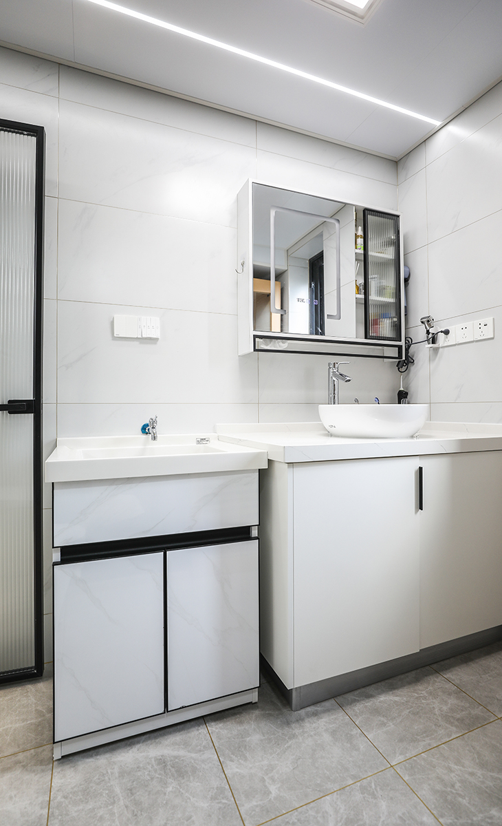 時(shí)尚的現(xiàn)代簡(jiǎn)約衛(wèi)生間，強(qiáng)調(diào)的是去繁留簡(jiǎn)，常見的線條和幾何圖形的交織便能將衛(wèi)生間個(gè)性展現(xiàn)出來。在衛(wèi)浴建材的選擇上，使用摩恩的智能潔具，更加人性化，長(zhǎng)方形的現(xiàn)代浴室柜設(shè)計(jì)，大氣簡(jiǎn)約，簡(jiǎn)單的配上長(zhǎng)方形的浴室鏡，在材質(zhì)上并不是按照傳統(tǒng)的設(shè)計(jì)相統(tǒng)一，只在色彩上加以邊框形成上下呼應(yīng)的感覺。加配汗蒸的功能，忙碌的一天結(jié)束后到汗蒸房出出汗，隔壁就是淋浴，可以消除一身的疲勞。在整體空間上形成階梯效果，高低錯(cuò)落，層次感強(qiáng)烈，現(xiàn)代的“簡(jiǎn)便得以呈現(xiàn)。