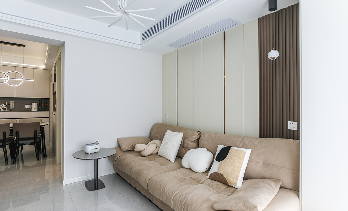 客廳空間上跨距并不大所以取消了常規(guī)家庭中都有的大茶幾而是采用了更小巧的小邊幾。在不影響使用的情況下，讓空間更具有實用性以及開闊些。
