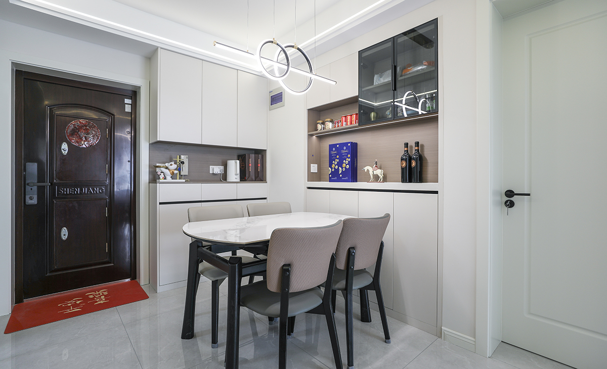 餐廳空間與門廳空間連成一體式，在進門口邊做上一組鞋柜便于業(yè)主進門更換拖鞋。而餐桌邊的裝飾柜是利用原墻體厚做的，增加了餐廳儲物以及裝飾空間。