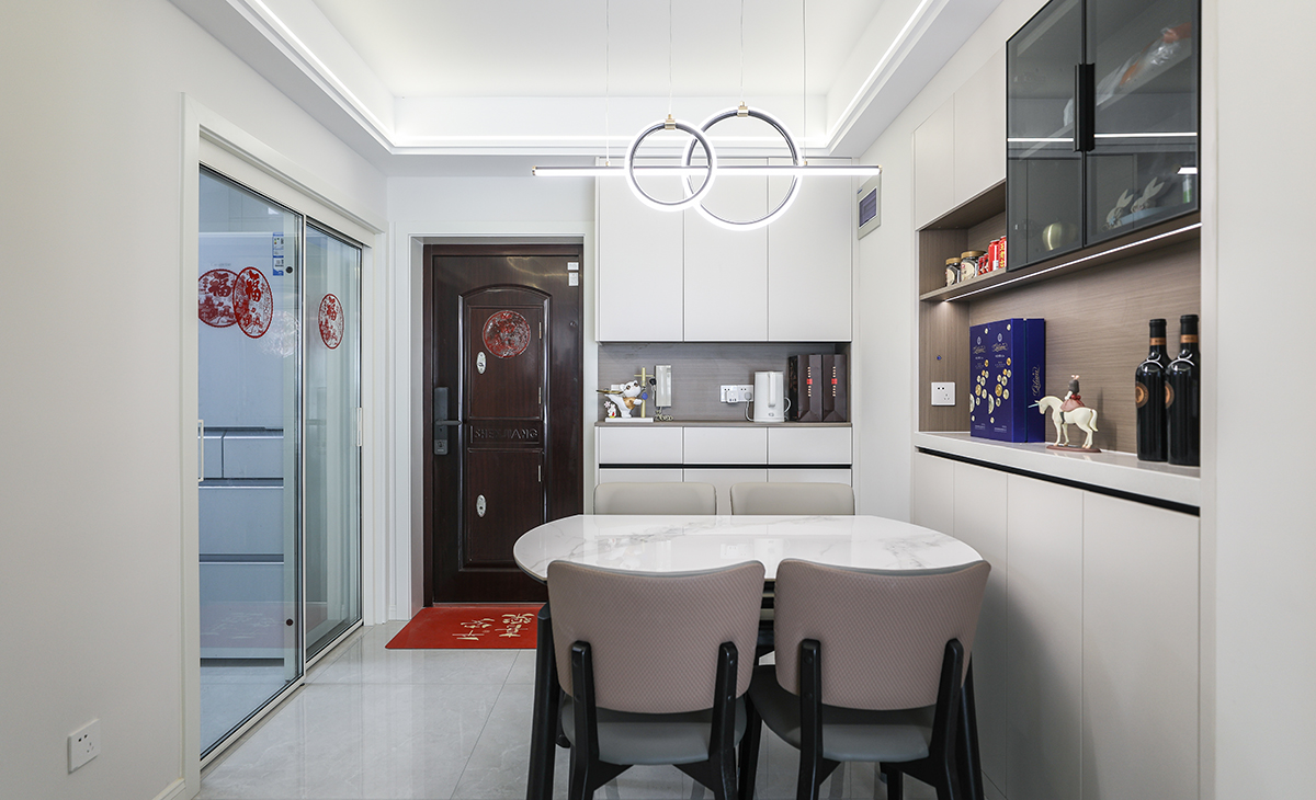餐廳空間與門廳空間連成一體式，在進門口邊做上一組鞋柜便于業(yè)主進門更換拖鞋。而餐桌邊的裝飾柜是利用原墻體厚做的，增加了餐廳儲物以及裝飾空間。