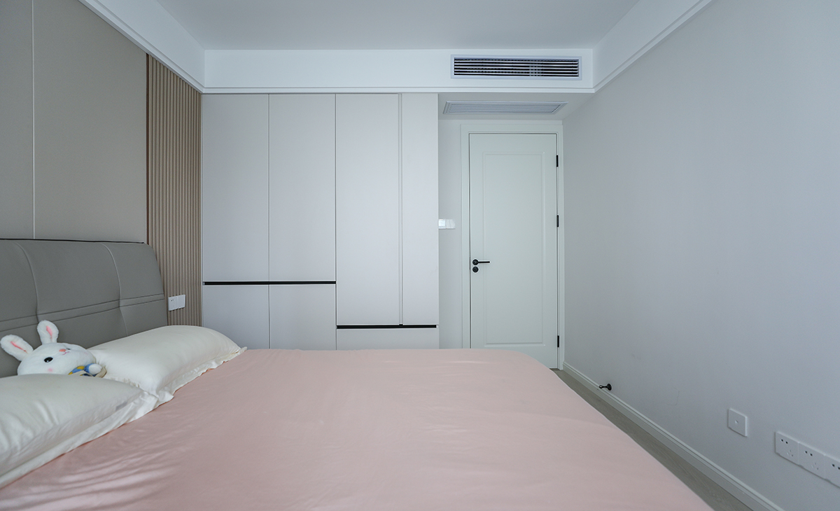 主臥中的衣柜為了增加空間的層次并沒有采用千變一律的一門到頂?shù)母窬郑遣捎昧朔侄问降囊鹿窀窬帧? />
							<div   id=