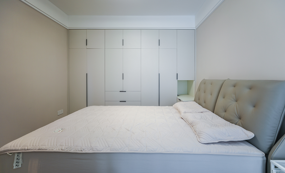 次臥現(xiàn)暫時不住人留給偶爾來的父母住，所以主打的是儲物為主，我們在做設計時增加了一整排的衣柜。為女主人增加了相當于衣帽間的功能。