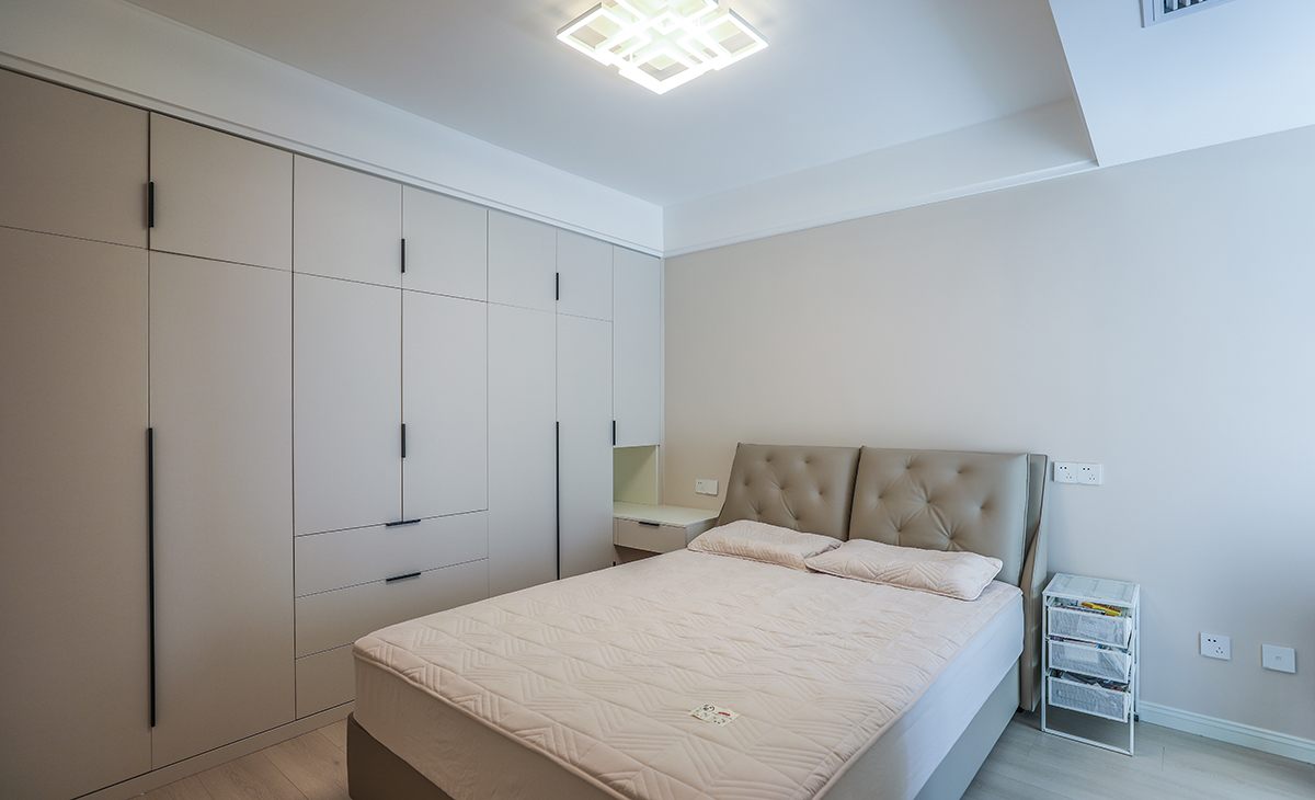  次臥現(xiàn)暫時不住人留給偶爾來的父母住，所以主打的是儲物為主，我們在做設計時增加了一整排的衣柜。為女主人增加了相當于衣帽間的功能。