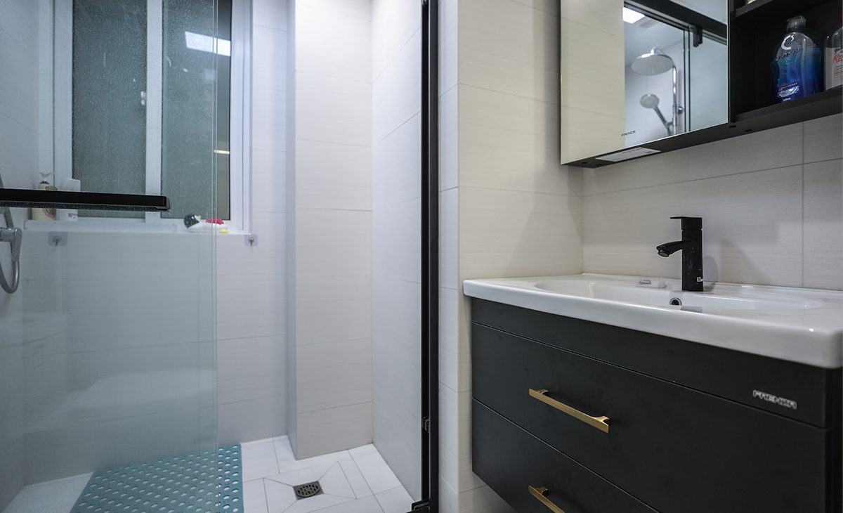 由于衛(wèi)生間的小型物品很多,在衛(wèi)生間不需要太過復雜的裝飾,所以簡潔而不失為一個好的潔凈空間。瓷磚應該選用淺色調的,因為衛(wèi)生間是個大面積場合,太耀眼的顏色就會顯得陰暗潮濕。