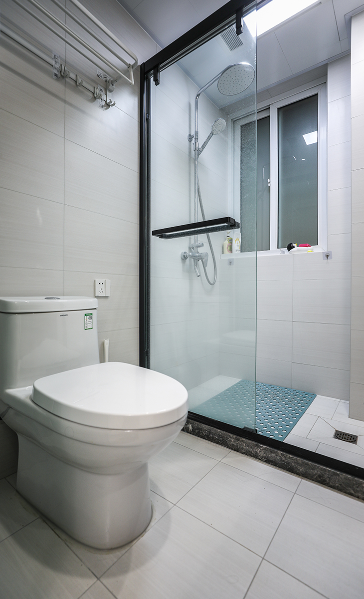 由于衛(wèi)生間的小型物品很多,在衛(wèi)生間不需要太過復雜的裝飾,所以簡潔而不失為一個好的潔凈空間。瓷磚應該選用淺色調的,因為衛(wèi)生間是個大面積場合,太耀眼的顏色就會顯得陰暗潮濕。