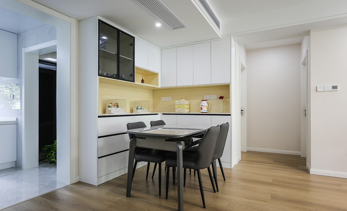 餐廳的空間利用的可以說是完美無缺了，在充分考慮到不影響視覺效果的前提下，放大了餐廳的尺寸，并且安排了轉(zhuǎn)角餐邊柜，收納直接翻倍。