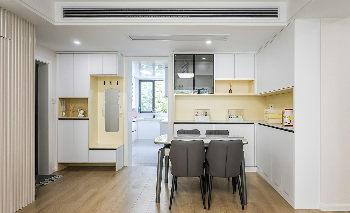 餐廳的空間利用的可以說是完美無缺了，在充分考慮到不影響視覺效果的前提下，放大了餐廳的尺寸，并且安排了轉(zhuǎn)角餐邊柜，收納直接翻倍。