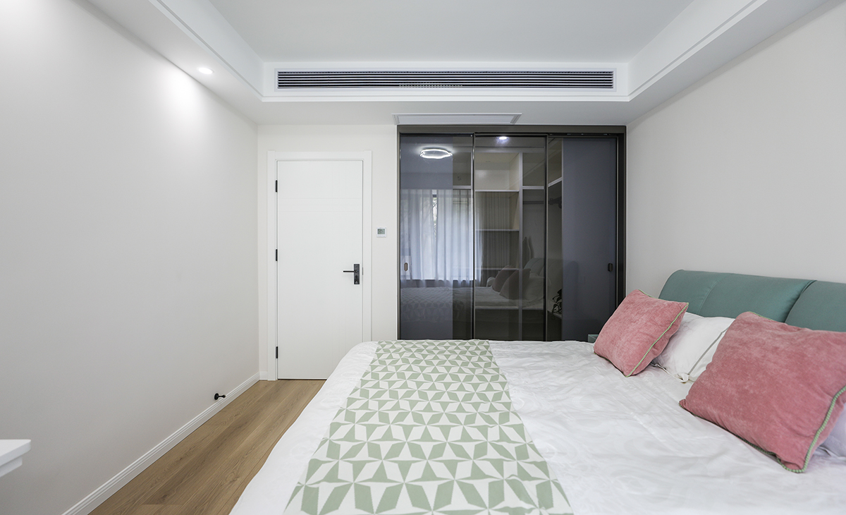 臥室整體采用簡約色彩搭配，床頭背后一面墻采用淺色乳膠漆，窗簾顏色深一些有主次分明的界限感，梳妝臺代替床頭柜的使用功能，節(jié)省空間。