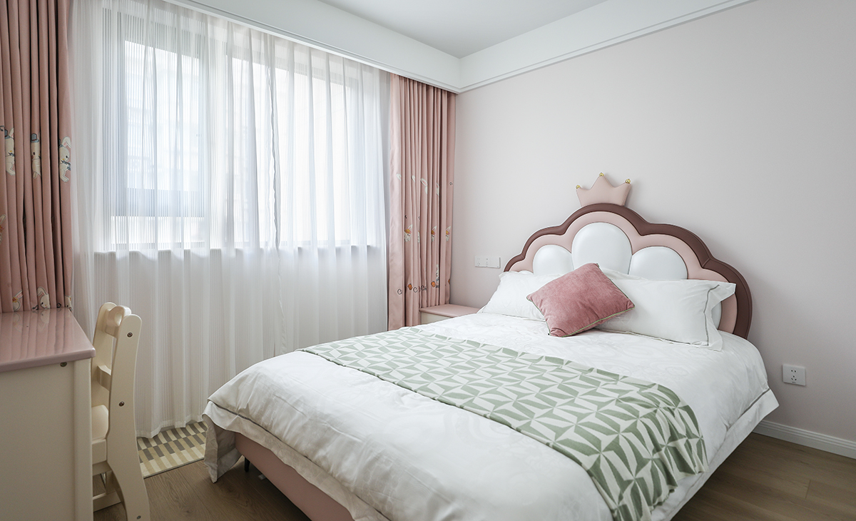 次臥采用公主床實(shí)用元素，在有限的空間里，進(jìn)行無限的利用空間，不浪費(fèi)一分一毫，整體為粉色搭配白色基調(diào)。