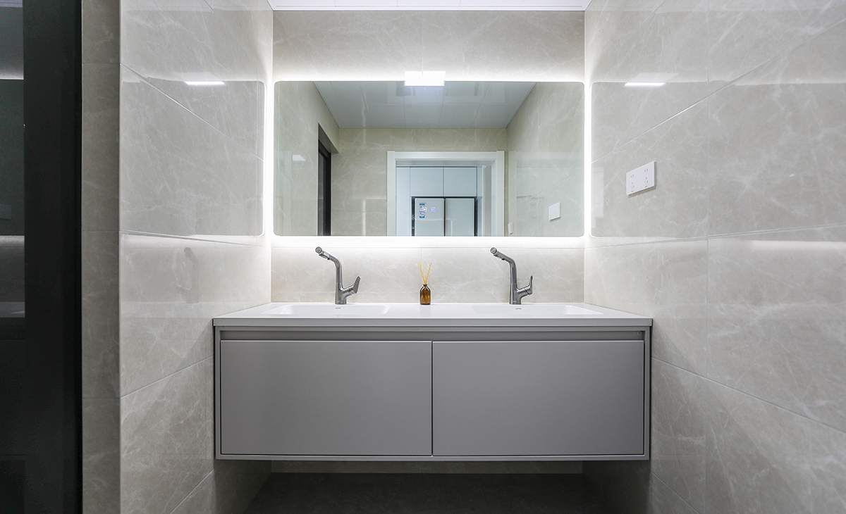 干區(qū)考慮采光效果。采用了燈帶擴(kuò)大空間的做法 雙臺盆，空間感有擴(kuò)大。
