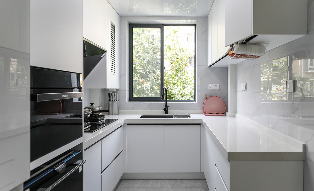 廚房采用上下一致的設(shè)計(jì)理念，給人一種視覺景深的沖擊感，因?yàn)榭蛻粝矚g白色，所以在滿足客戶的喜好的同時 也有放大空間 的作用。