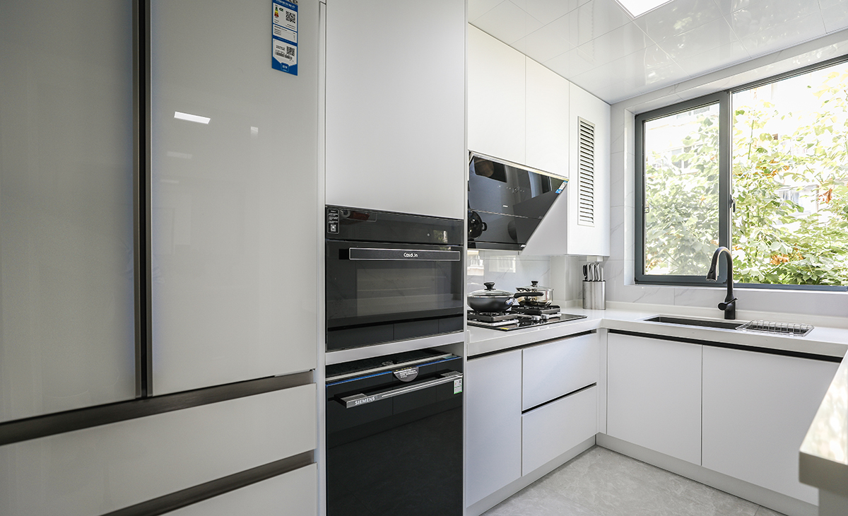 廚房采用上下一致的設(shè)計(jì)理念，給人一種視覺景深的沖擊感，因?yàn)榭蛻粝矚g白色，所以在滿足客戶的喜好的同時 也有放大空間 的作用。