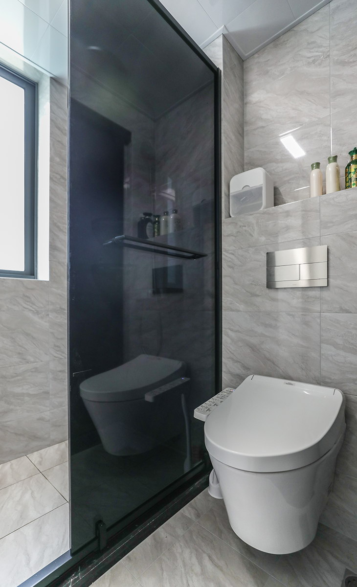 衛(wèi)生間整體空間簡潔明了，采用淺色磚來點(diǎn)綴空間，馬桶是壁掛式馬桶 節(jié)省空間，沒有衛(wèi)生死角，合理利用空間顏色整體偏淺，襯托的衛(wèi)生間比較大。