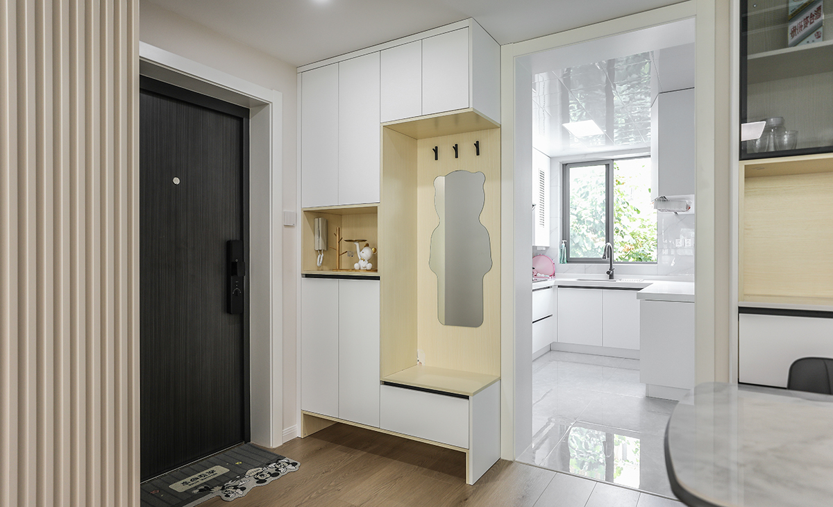 進(jìn)戶鞋柜預(yù)留了換鞋凳的空間，為今后的日常生活提供了便捷，從此穿鞋不再找扶手?？梢园卜€(wěn)的換鞋子再出門了，中間留有空擋  可以放置平時的鑰匙等物品。