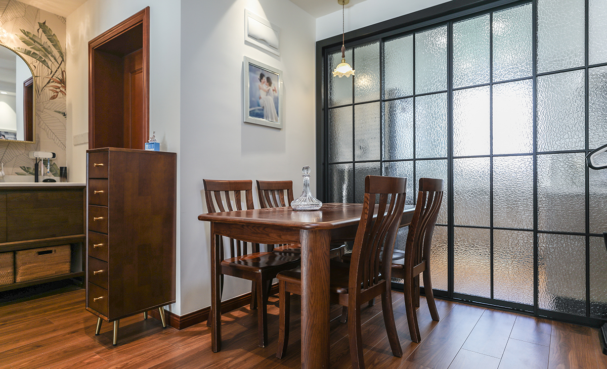 餐廳是一家人用餐最高的區域，餐廳與廚房相通，增加了活動面積，實用性強，減少家庭聚會所帶來的空間壓力