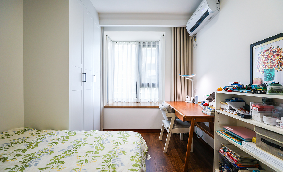 次臥是孩子的空間，比較簡潔，墻面乳膠漆，色彩上干凈、簡煉，空間上靈活自如，簡潔明亮。