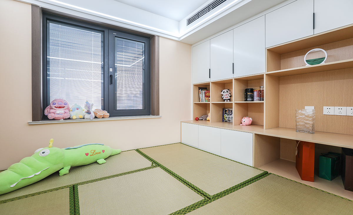 小次臥做了榻榻米和寫字臺，平時做書房用，榻榻米作為一種多功能家具，在當下受到很多年輕人的喜愛，榻榻米很經濟，一種家具可以滿足床，地毯，凳椅或沙發等多種功能，在滿足日常需要的基礎上，又節約成本。
