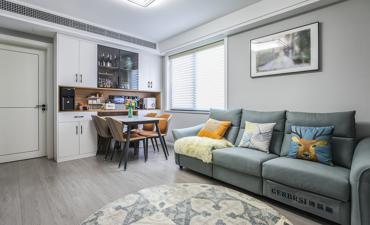 餐邊柜整體原木色搭配奶白色門板，依然主打簡約，搭配巖板的餐桌，皮質的座椅，多用材質碰撞，簡約大氣又不失清新明朗，避免了黑白灰產生過度灰調。