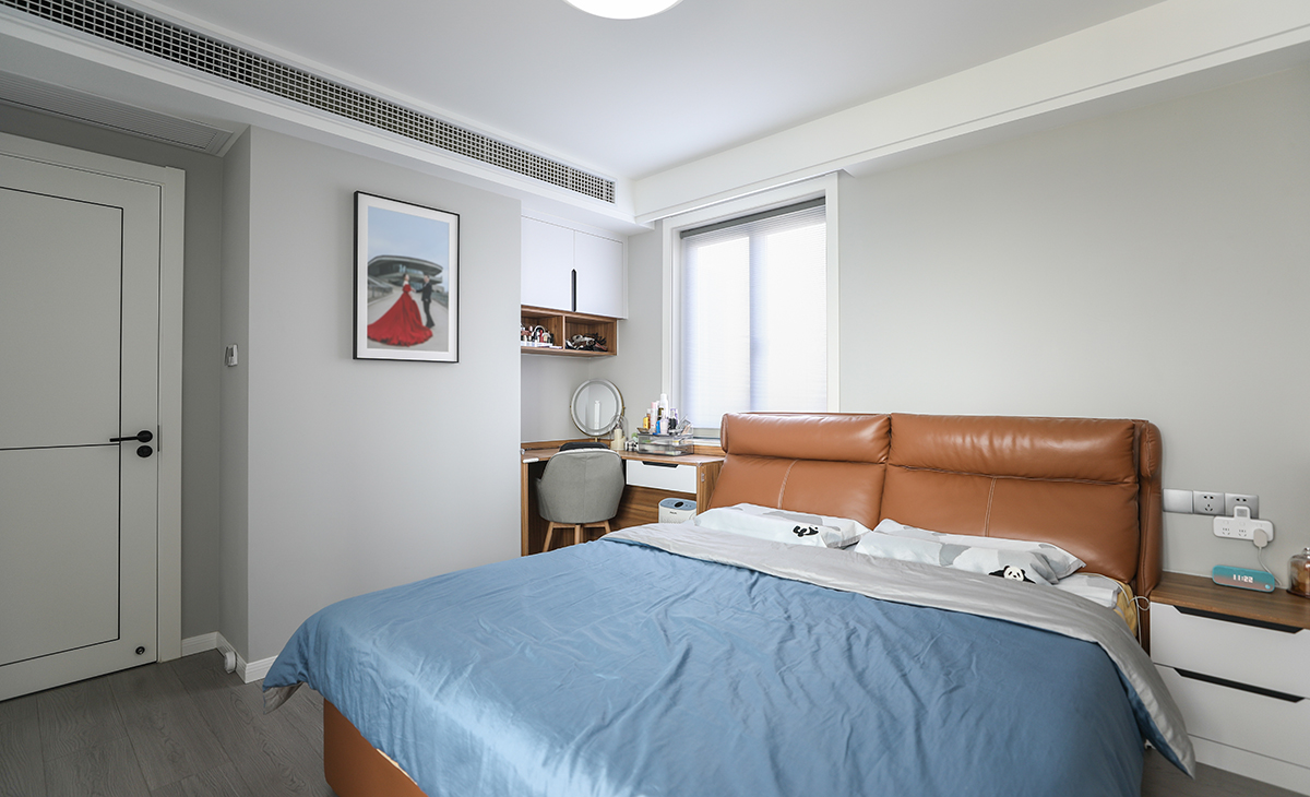  主臥基本表達的居住屬性，沒有累贅的闡述，合理利用了空間進行了再設計，墻面乳膠漆采用了更淺的灰且偏暖，著重考慮了臥室的色彩對入睡的影響，淺暖色更有助于入睡。