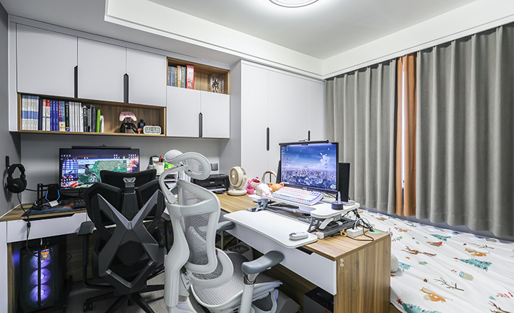 次臥是本次設計的一個亮點，整體依然屬于原木色系列，最有趣的是巧妙的把電腦區和學習區及臥室有機結合在一起，在本就不富裕的次臥做到了空間利用的最大化。