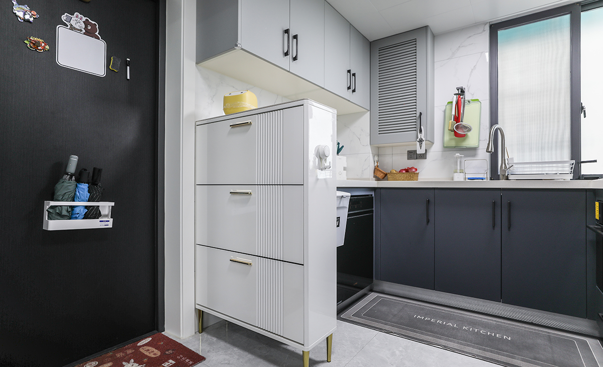 入戶鞋柜才用了半高柜，視覺上的交叉空間感受，讓空間變得會呼吸，避免了立柜帶來的阻塞感，簡潔大方。