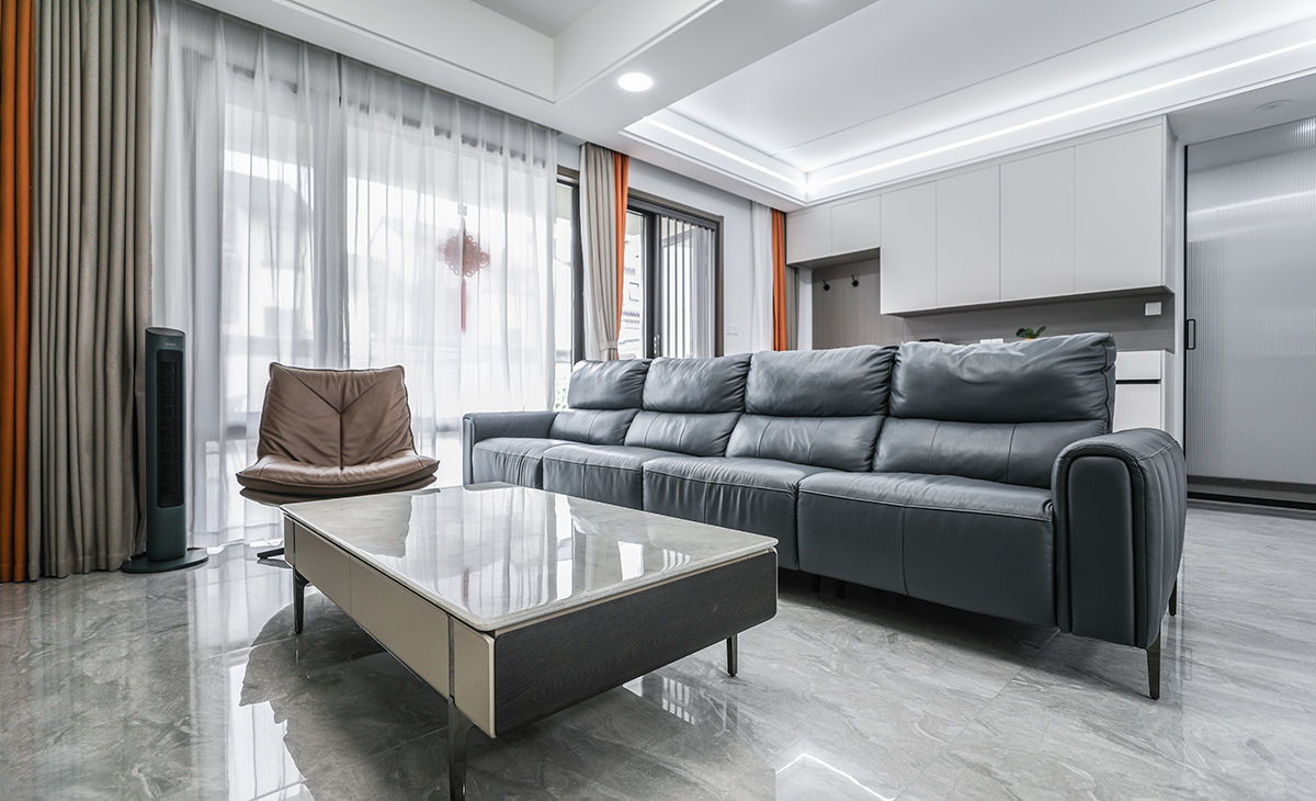 不行于色，以簡至勝。整個空間色彩搭配切合時宜，在不露聲色間演繹簡約克制的美學范本，同時注重人與環境的情感提升體驗，從細節處的精微巧思捕捉層層的感知關系，將居住引向契合心靈的舒適狀態。