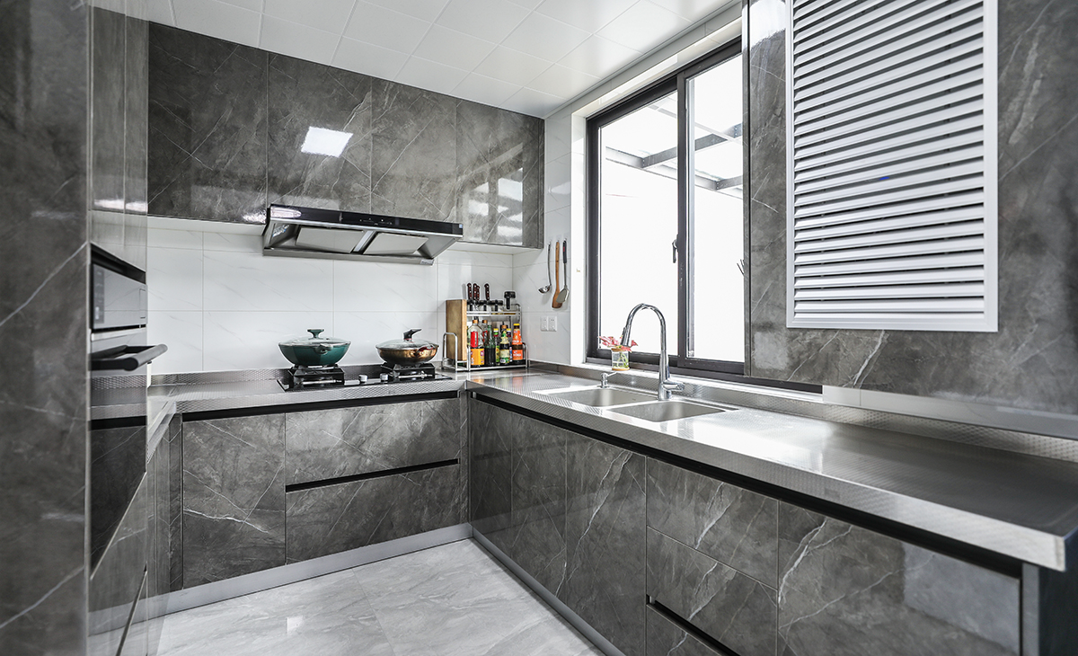 U型櫥柜滿足業主喜歡做飯的需求，棋盤格地磚讓整體不顯單調，?淺的地柜做開放式，可以放一些瓶瓶罐罐。
。