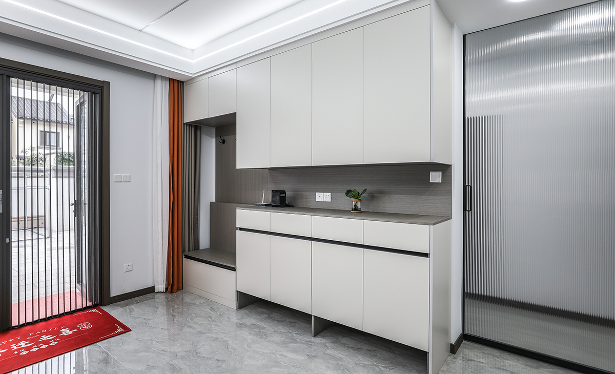 進門玄關留出空間。讓我體會到“生活一半煙火，一半清歡”。?白色柜子是鞋柜、整面鞋柜滿足一家人鞋子的收納。黑色柜子是儲物柜，放一些比較雜的物品（快遞盒、各種囤貨、雨傘等），鞋柜和儲物柜都做了扣手槽設計讓生活更輕松