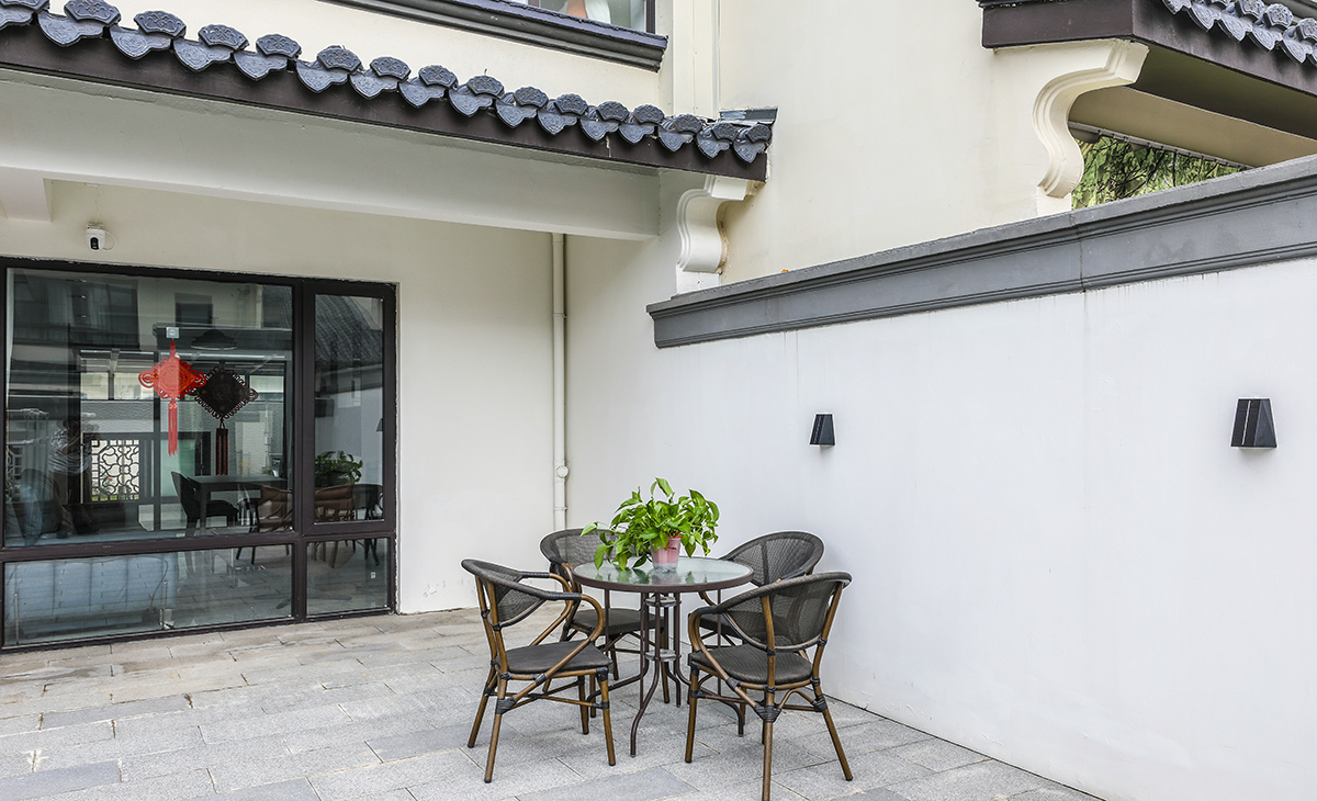 北露臺是晾曬衣物的場所，一側洗衣機和水池，一側為儲物柜，超大玻璃窗讓陽光柔和的照進來，很舒適、很愜意。顏色以白色為主，陽露臺為休閑，白墻黛瓦馬頭墻,回廊掛落花格窗。