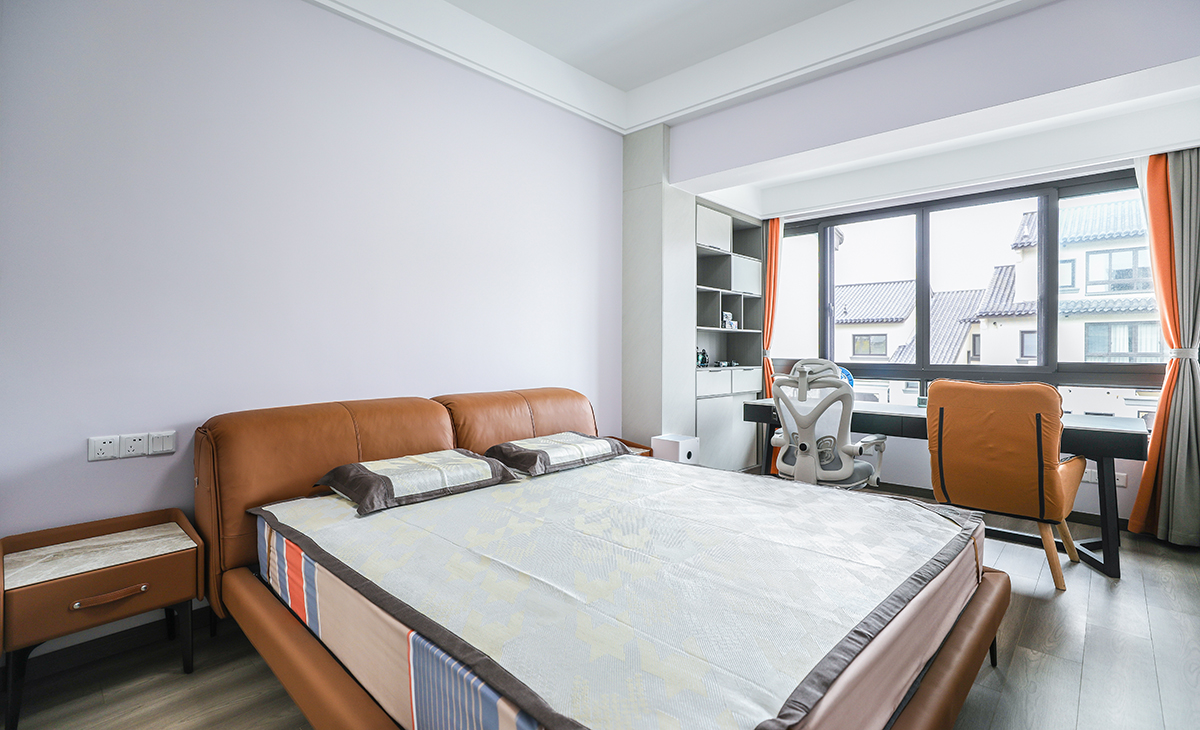 次臥是兒童房沉穩和寧靜是主基調，以溫潤的墻面涂料，通過簡潔的燈光營造舒適的睡眠休閑時光。
