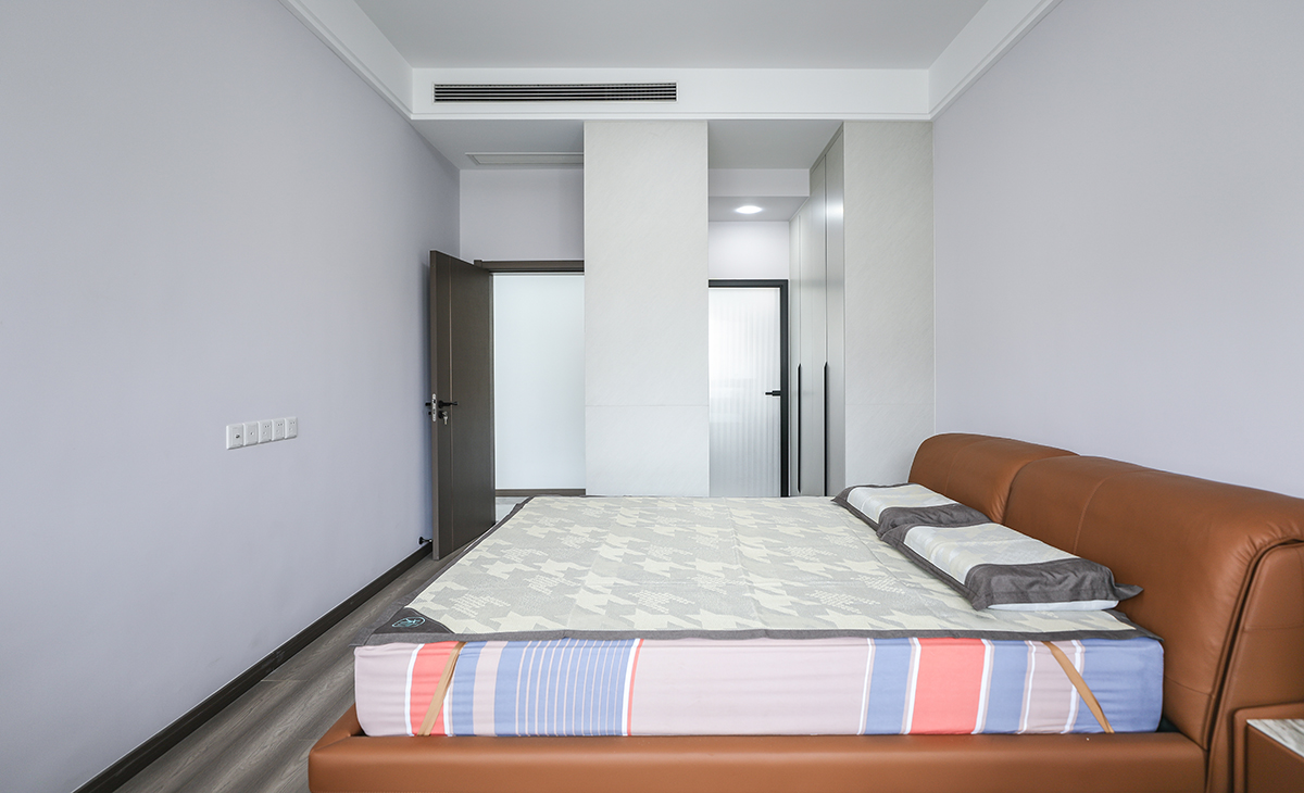 次臥是兒童房沉穩和寧靜是主基調，以溫潤的墻面涂料，通過簡潔的燈光營造舒適的睡眠休閑時光。
