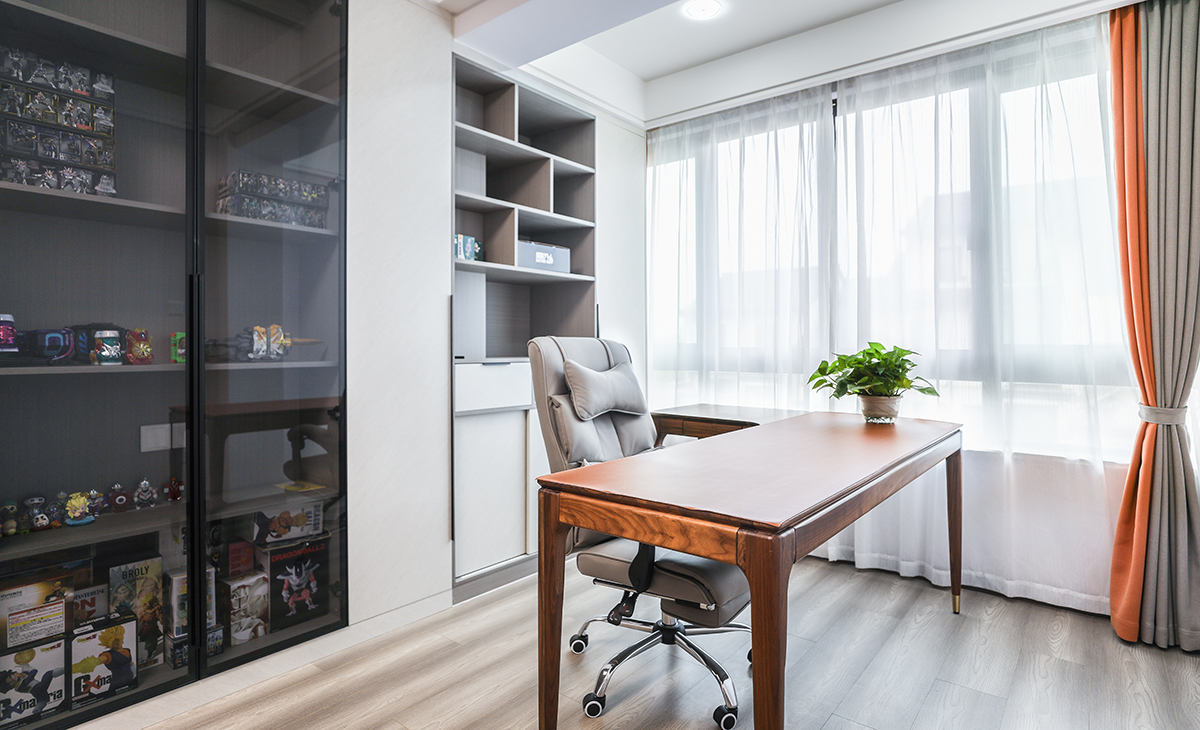 　 二樓的書房書架上，智慧的寶藏閃耀光芒，擺設的文房四寶承載著歷史的印記；在知識的海洋中徜徉自由地思考，文字與思緒穿梭，鋪就了一條詩意的道路。