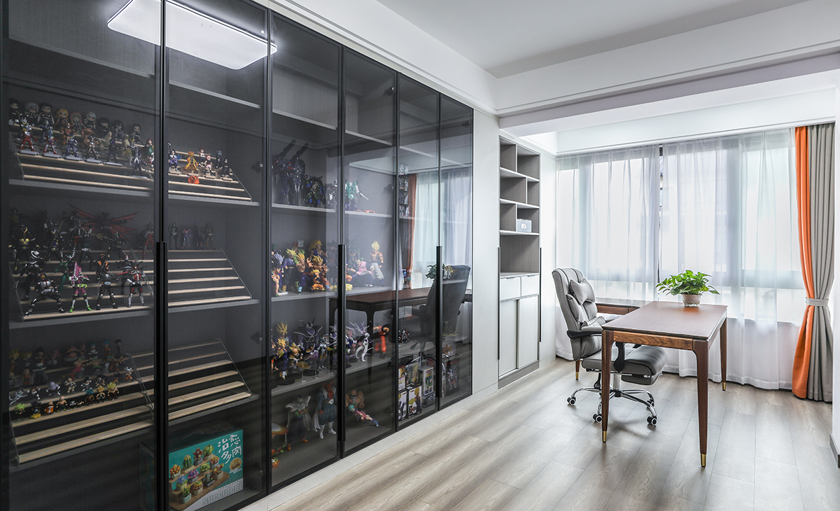 　 二樓的書房書架上，智慧的寶藏閃耀光芒，擺設的文房四寶承載著歷史的印記；在知識的海洋中徜徉自由地思考，文字與思緒穿梭，鋪就了一條詩意的道路。