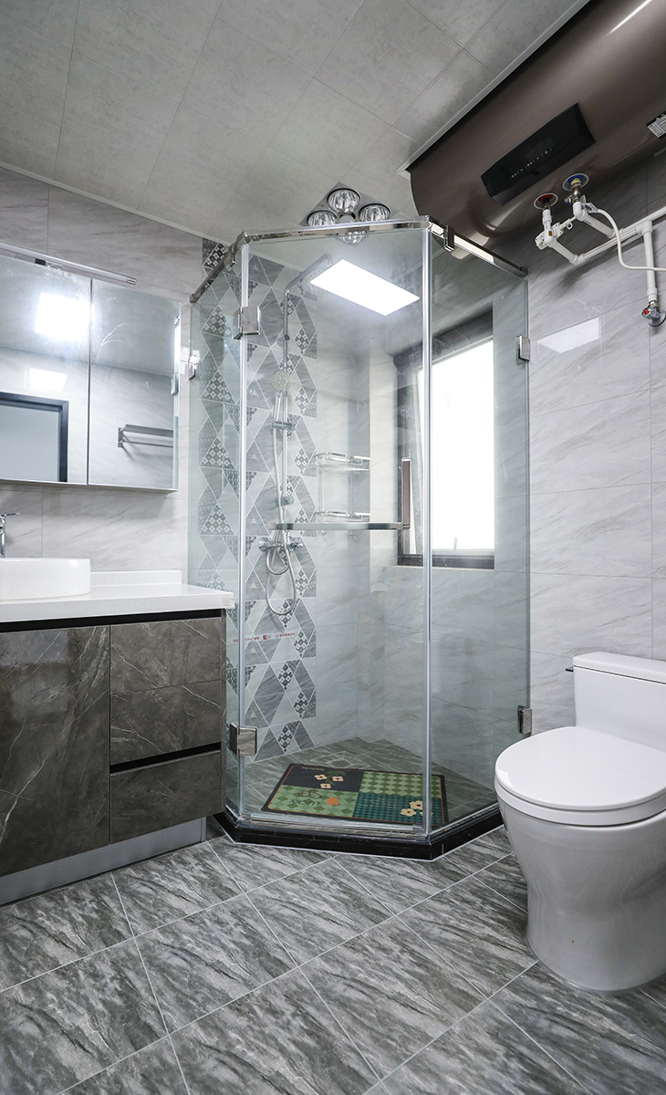客衛空間很大，1米長的洗手臺，智能馬桶，墻地一體磚、白色吊頂，鈦合金移門，體現主人高檔次的生活品味和優雅的審美觀。