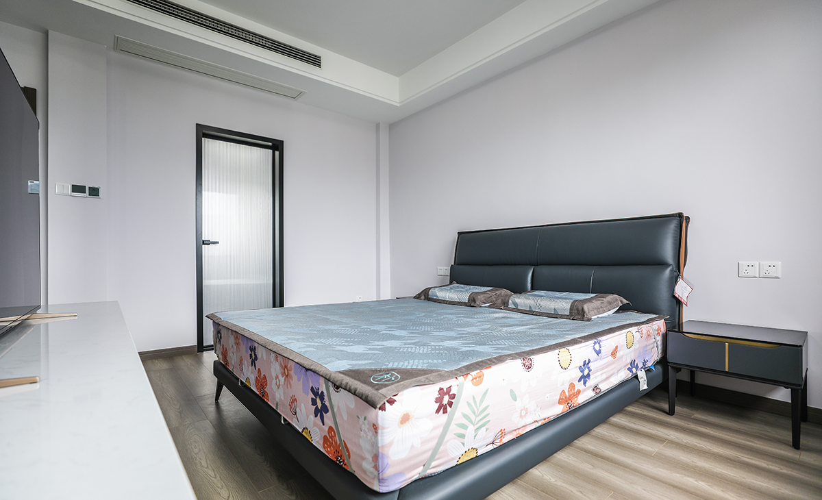 沉穩的深褐木色地板外搭灰色與藍色之間碰撞著肌理和色塊的創意火花，矩形陣列的組合架構以時尚而靈活的樣式契合使用者的生活體驗。工藝的美學和實用價值消解了物體與空間的界限，在一方天地里創造出無限的潛能價值。