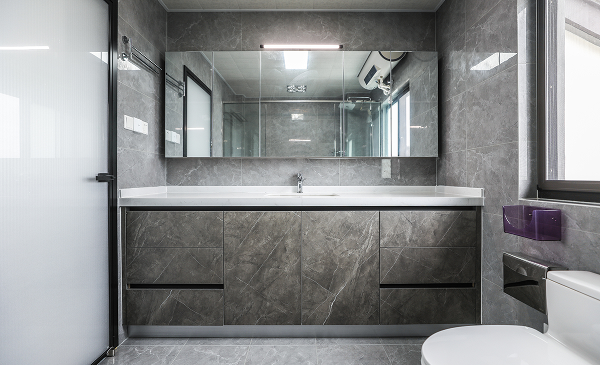 主衛空間也很大，只放一個馬桶，一個洗手臺，做一排儲物柜，增加主人的收納空間，黑色邊框長虹玻璃門，讓整個空間協調統一，大氣時尚，主人很滿意，不斷地夸贊設計師對色彩的精準把握。